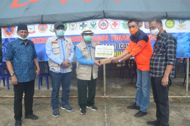 Gubernur Jambi serahkan bantuan pribadi Rp50 juta untuk penanganan COVID-19