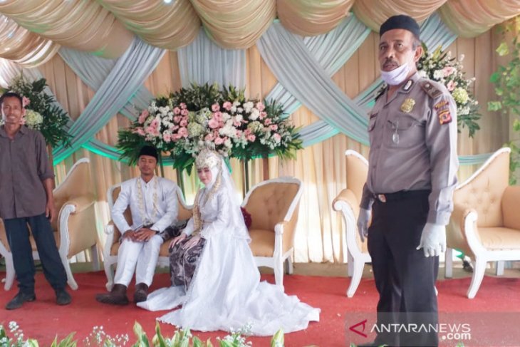 Cegah penyebaran COVID-19, Polisi bubarkan resepsi pernikahan
