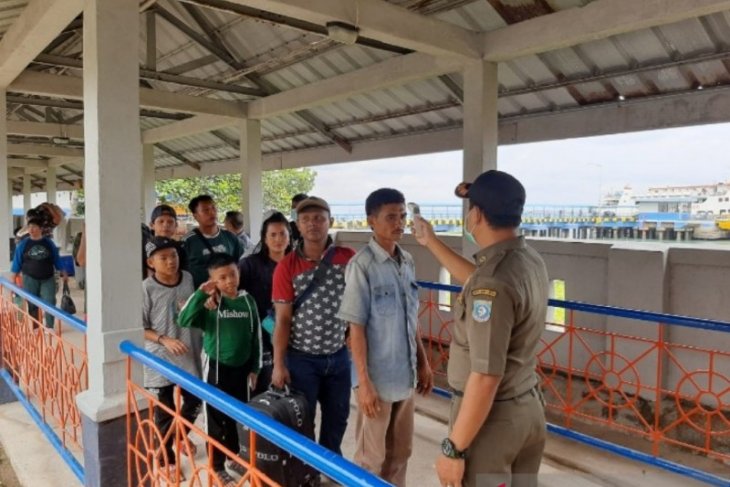 Satgas penanggulangan COVID-19 cek penumpang di Pelabuhan Tanjungkalian Mentok