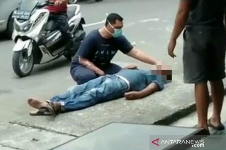Khawatir corona, warga biarkan pria yang tiba-tiba terkapar di pinggir jalan