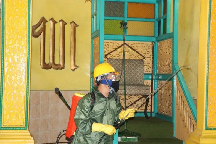 UISU lakukan penyemprotan disinfektan ke sejumlah masjid