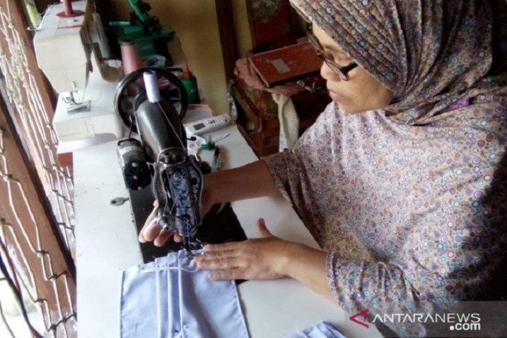 Dekranasda Siak produksi 10.000 masker libatkan penjahit lokal