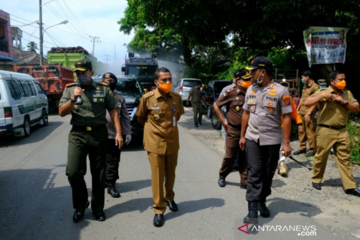 Bupati Paluta lepas tim penyemprotan disinfektan