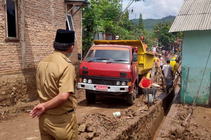 Flash flood wrecks hundreds of houses in Bandar Lampung