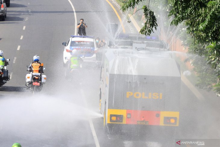 Polri semprotkan cairan disinfektan di jalan protokol Sidoarjo