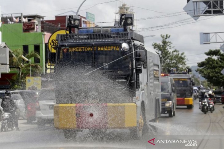 Foto - Mobil Polda Gorontalo semprot disinfektan jalan protokol