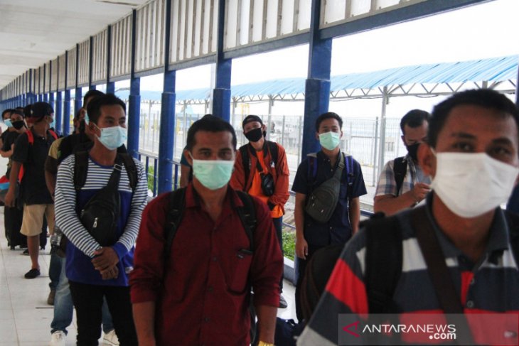 Indonesian workers arriving from Malaysia put under surveillance: govt