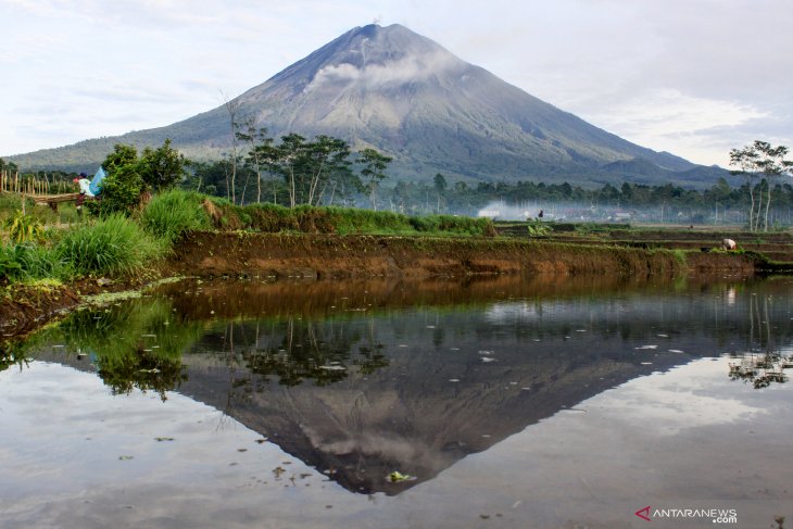 AKTIVITAS GUNUNG SEMERU MENINGKAT