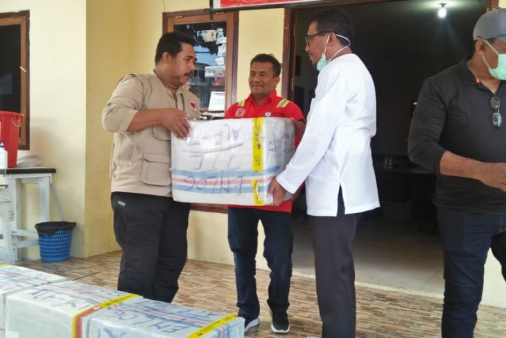 Sejumlah elemen di Malut bantu APD ke Posko Satgas COVID-19