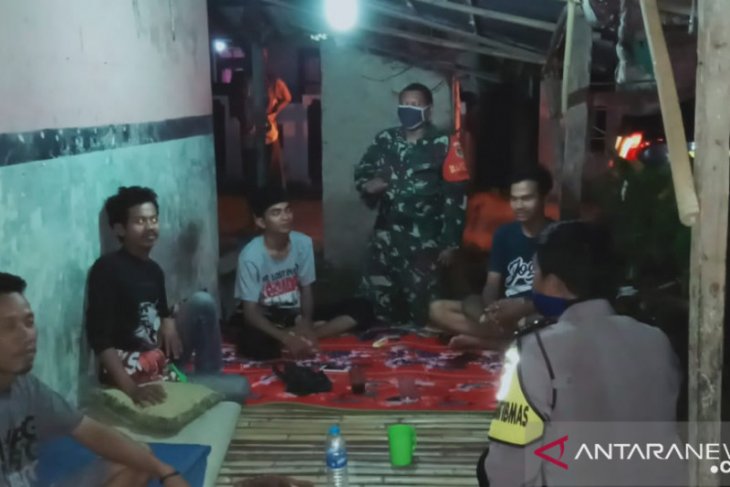 TNI-Polri Wilayah Cikande, Serang, ajak warga isolasi mandiri cegah COVID-19