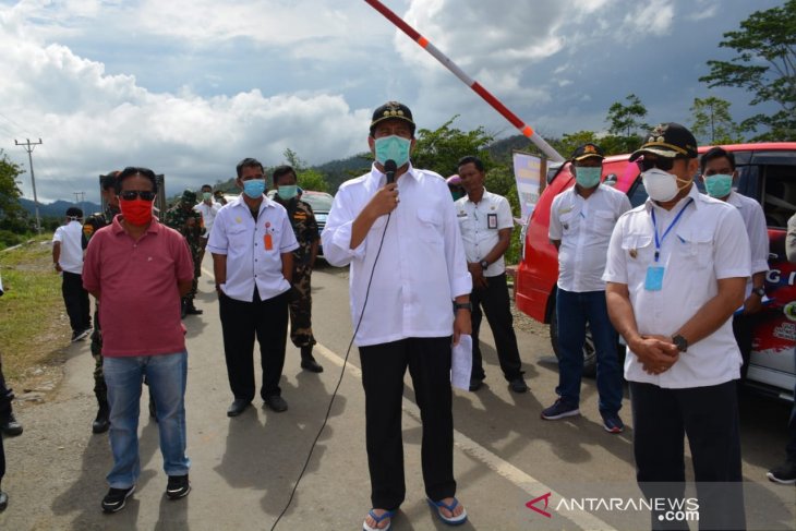 Bupati Banggai tinjau posko pemeriksaan kesehatan perbatasan