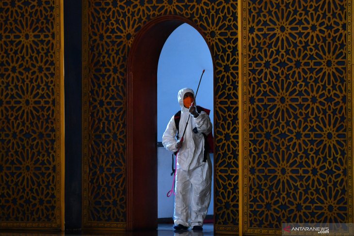 PENYEMPROTAN DISINFEKTAN DI MASJID