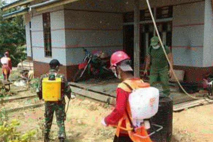 Cegah COVID-19, Satgas Pamtas semprotkan disinfektan di perbatasan RI-Malaysia