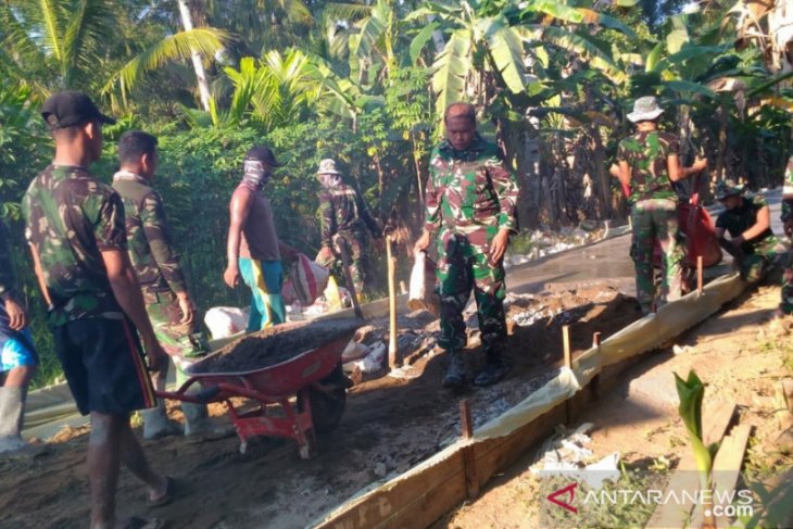 Pasiter 1207/BS terjung langsung kerjakan sasaran fisik TMMD