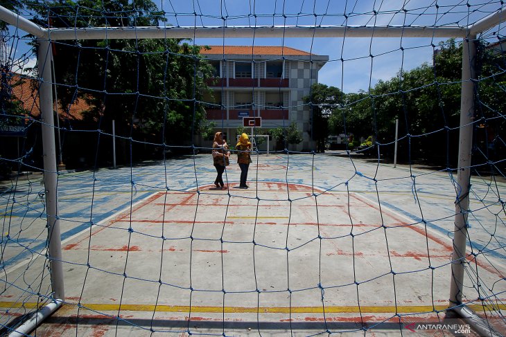 SEKOLAH DI SURABAYA DILIBURKAN