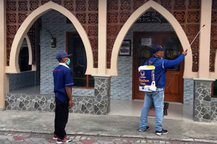 Penyemprotan disinfektan, NasDem Surabaya komitmen cegah COVID-19