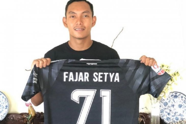 Bantu penanganan COVID-19, kiper Persik lelang jersey