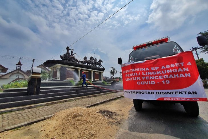 Pertamina EP Asset 4 Fiel Cepu fasilitasi penyemprot disinfektan dengan Mobil Damkar