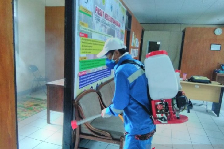 Distan Pandeglang lakukan penyemprotan disinfektan di Kantor Puskeswan