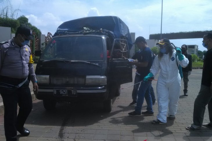 Truk sampah disemprot disinfektan di TPA Burangkeng cegah COVID-19
