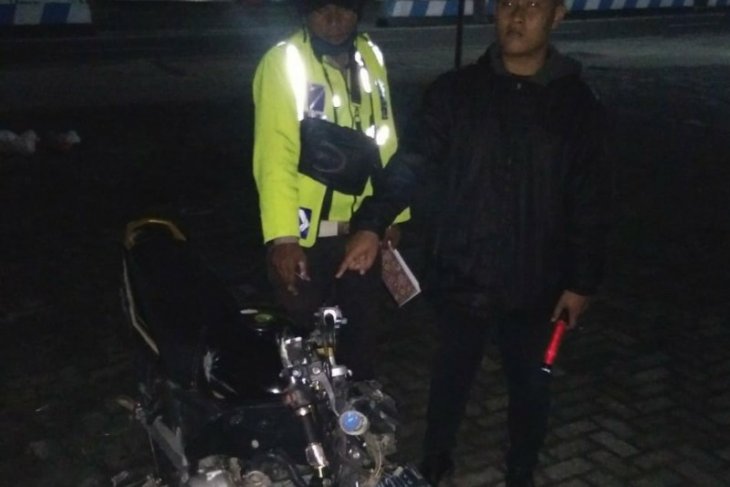 Pengendara motor tewas tabrak pembatas jalan depan kantor Bupati Simalungun