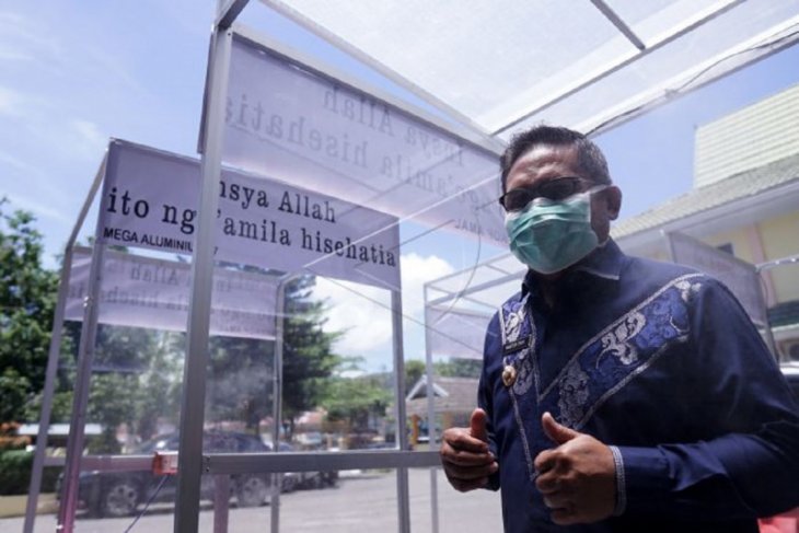 Foto - Wali Kota Gorontalo memanfaatkan bilik disinfektan guna cegah COVID-19