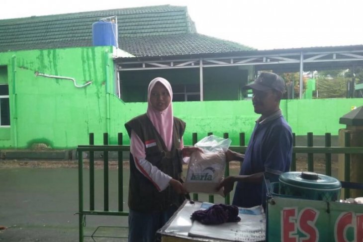 Lembaga Amil Zakat Harfa salurkan bahan pokok bagi warga terdampak COVID-19