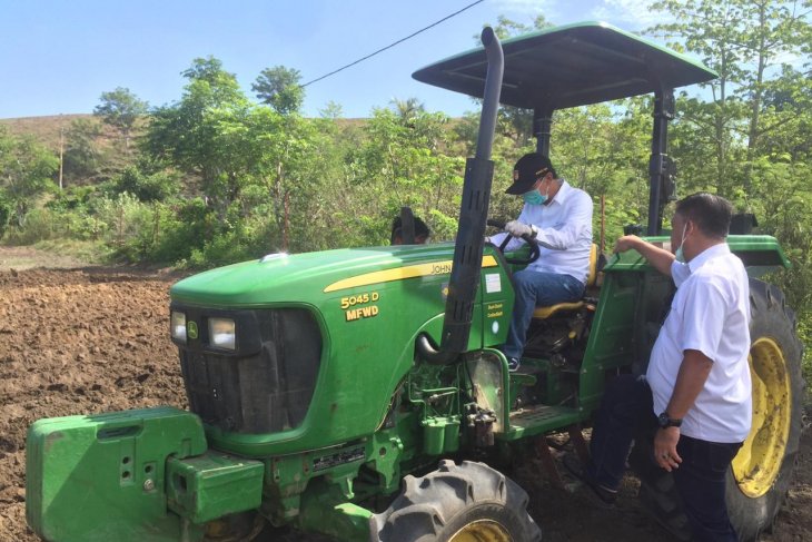 Petani di wilayah transmigrasi Sigi dapat Alsintan dari bupati