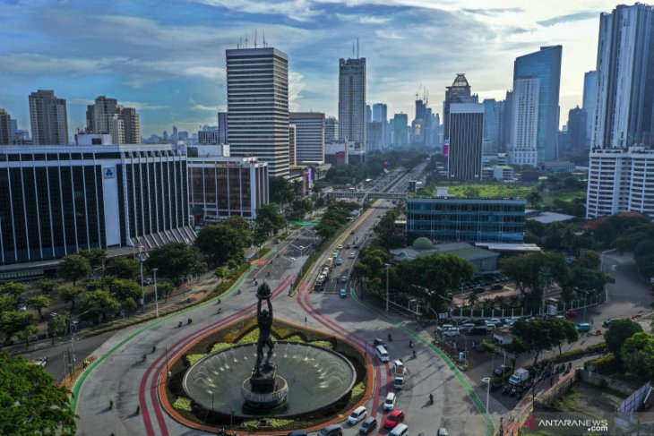 Langit biru Ibu Kota cukup menghibur di tengah kecemasan virus corona
