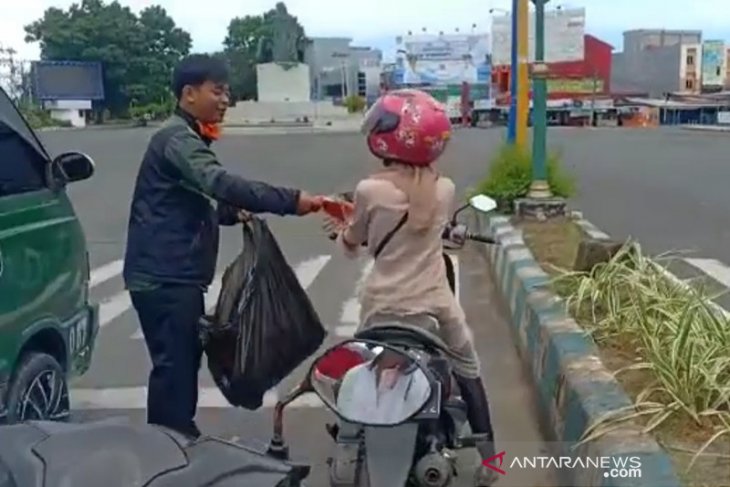 Lawan COVID-19, penjahit di Bengkulu ini bagikan 500 masker gratis