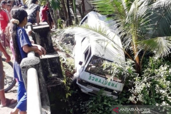 Tiga paramedis COVID-19 luka-luka saat ambulans kecelakaan dan nyaris masuk sungai