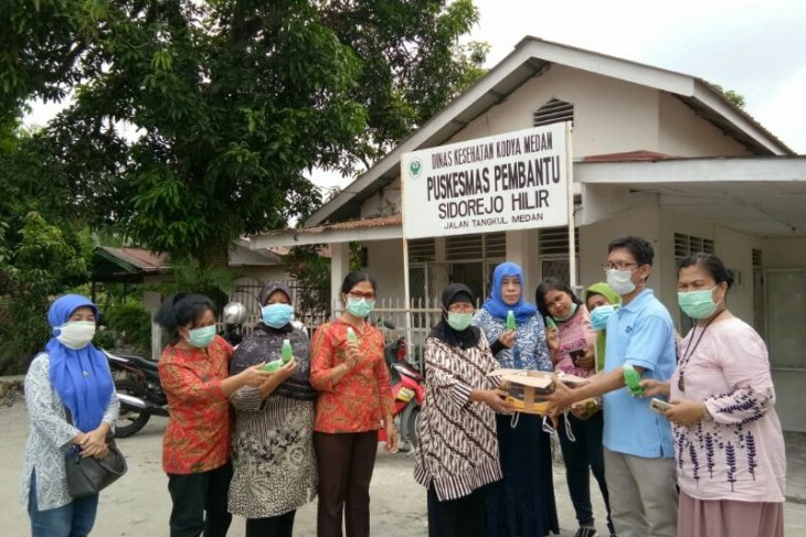 Tangkal COVID-19, Kagama bagikan hand sanitizer kepada masyarakat