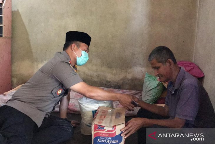 Polres Bangka Barat salurkan bantuan sembako kepada warga tunanetra