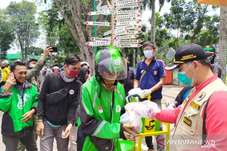 Kota Jambi bagikan 1.500 nasi bungkus untuk pekerja harian