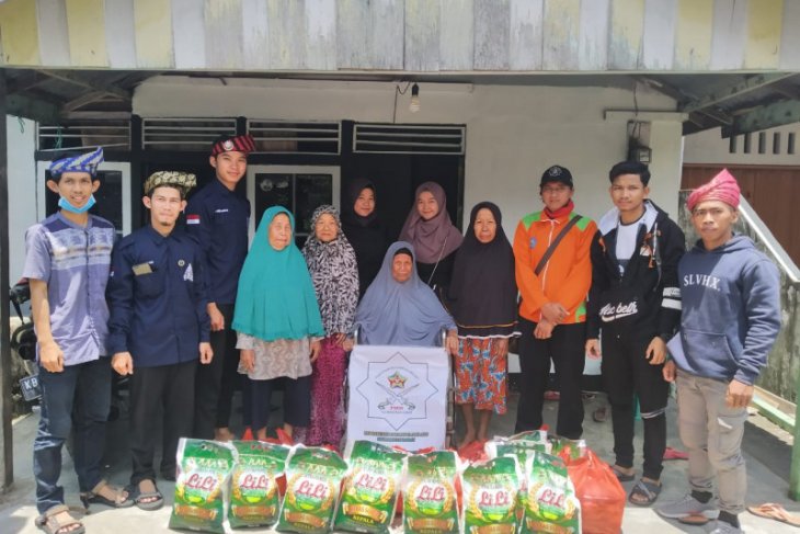 Persatuan Mahasiswa Melayu Kalbar bagikan sembako pada warga lansia