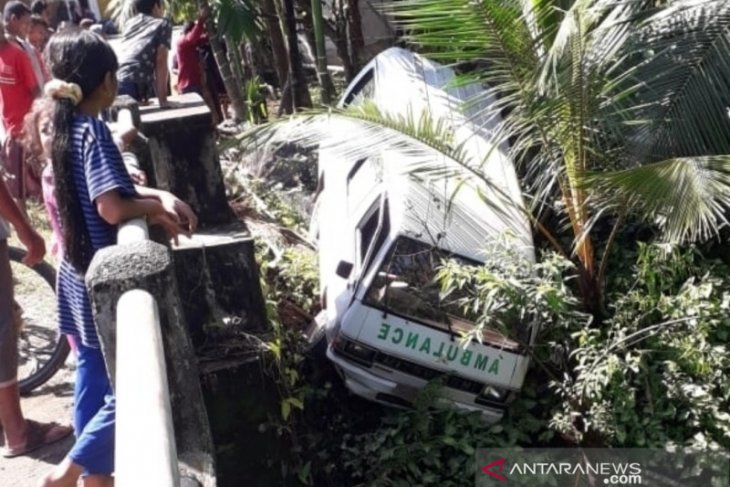 Ambulans terjun ke tebing sungai, tiga paramedis di Aceh Barat luka-luka