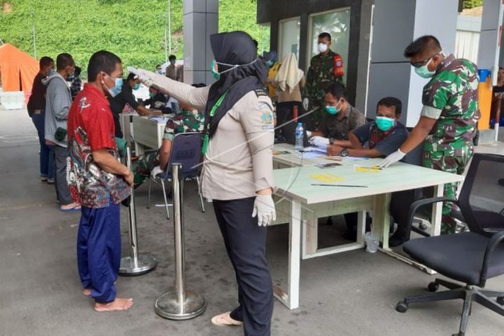 Pemeriksaan kesehatan di Pintu kedatangan PLBN Entikong