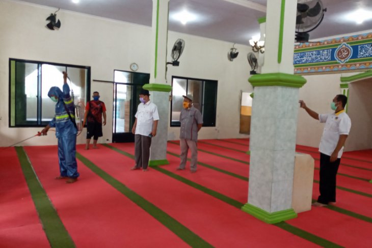 PKS Kota Serang semprot disinfektan masjid dan mushalla bantu cegah Corona