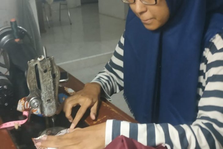 Ibu rumah tangga produksi masker di Banda Aceh