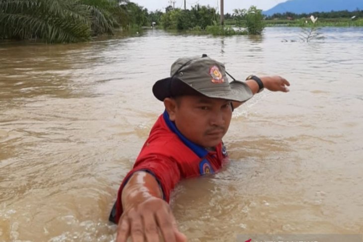 Warga terjebak aliran sungai deras