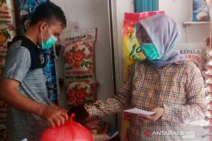 Ojek online dan pelaku UMKM terkena imbas wabah COVID-19 diberi sembako