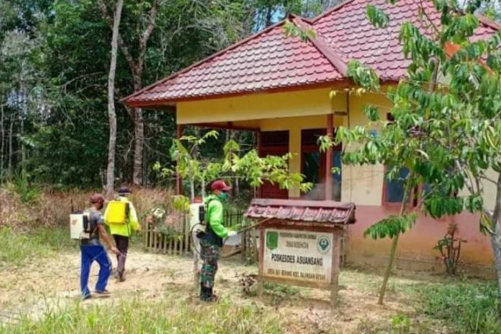 Satgas Pamtas lakukan penyemprotan disinfektan di dua dusun perbatasan