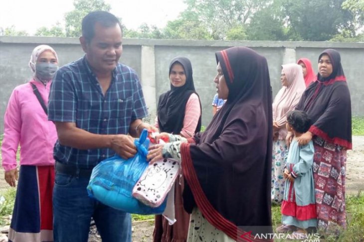 ISMI Aceh Barat bagikan sembako untuk warga miskin terdampak pandemi corona
