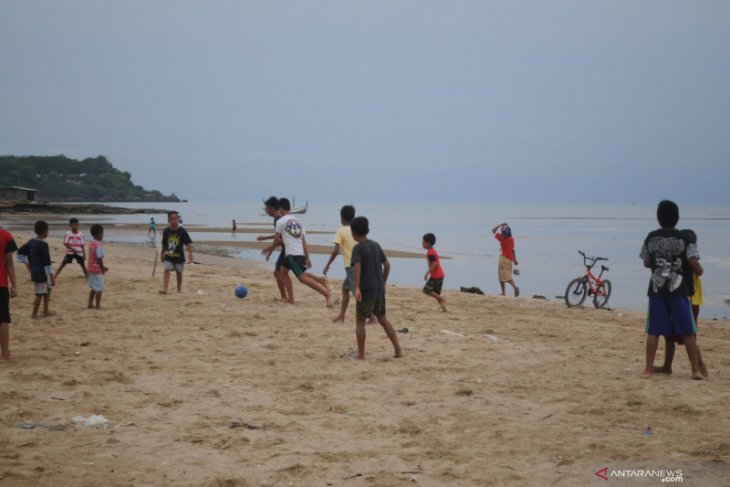 Bermain sepakbola di pantai