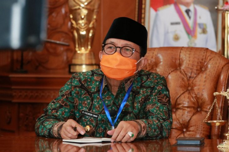 Gubernur minta warga patuhi pemerintah, gunakan masker saat keluar rumah