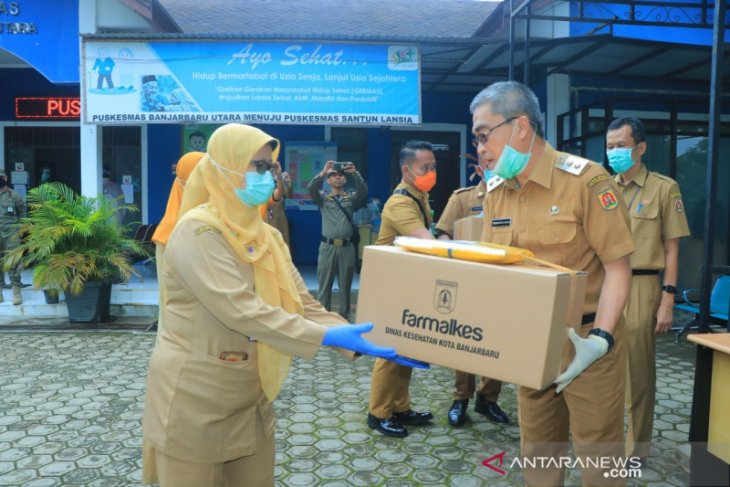Wawali kembali bagikan APD petugas kesehatan