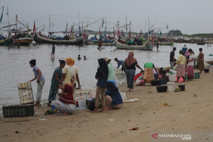 Nelayan pantai Jumiang Pamekasan