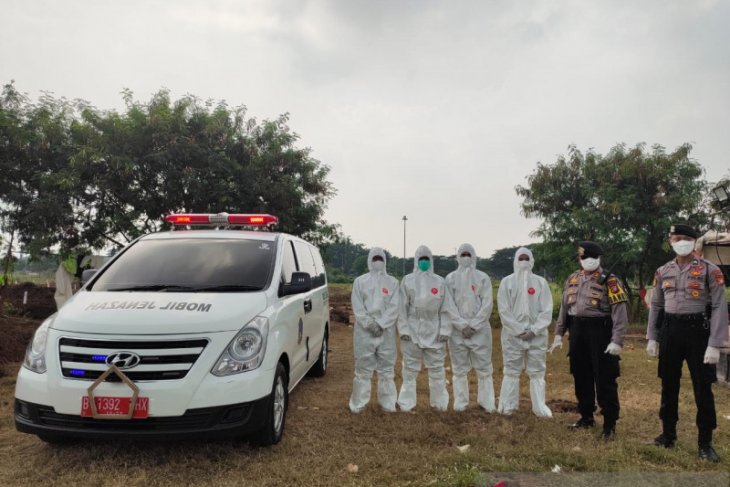 Tim Khusus Polda Metro bantu pemakaman jenazah terpapar COVID-19
