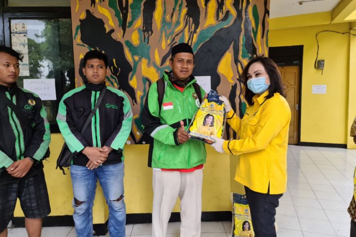 Politikus Golkar bagikan 5 ton beras ke warga Kota Surabaya