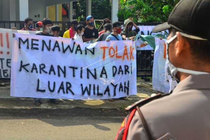 Unjuk rasa tolak menjadi tempat karantina ODP COVID-19